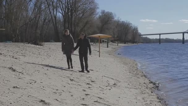 Любящая пара прогуливается вдоль реки
 - Кадры, видео