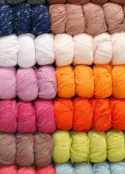 Muitas bolas de lã macia para venda na loja de itens de malhas
 - Foto, Imagem