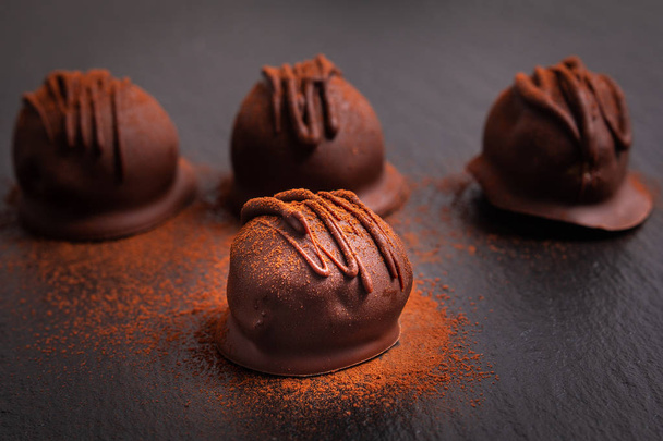 Comida saludable, Chocolate orgánico casero crujiente semillas de girasol bolas de mantequilla trufas
 - Foto, imagen