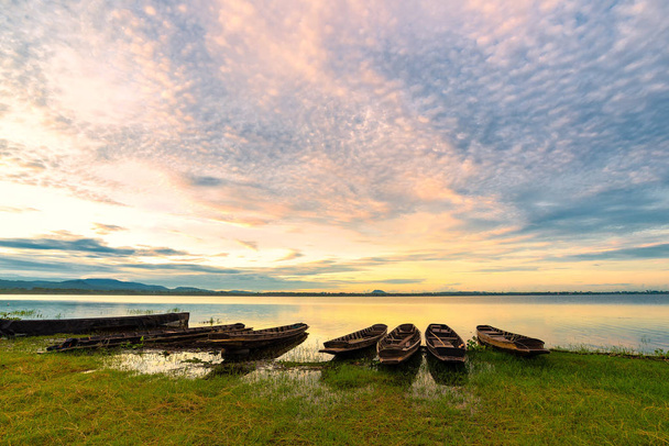 kalastusvene järvellä auringonnousun kanssa
 - Valokuva, kuva