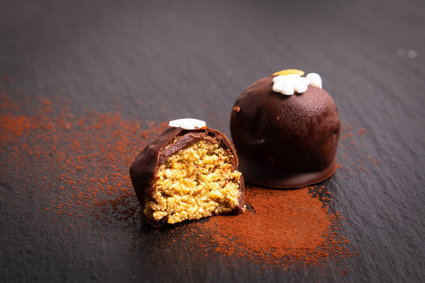 Comida saludable, Chocolate orgánico casero crujiente semillas de girasol bolas de mantequilla trufas
 - Foto, imagen