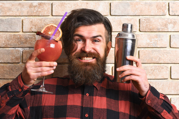 Barman with beard, stylish hair and cheerful face - Фото, зображення