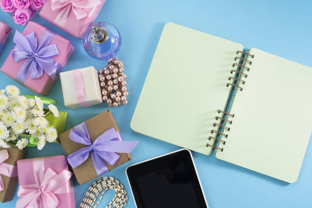 Slavnostní pozadí plakátu box dárek saténová stuha luk kytice květiny šperky pearl notebook tablet smartphone pozadí modré. - Fotografie, Obrázek