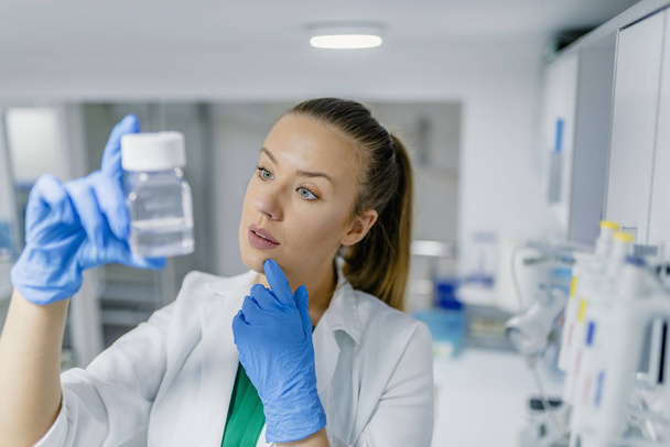 Portrait of a female researcher carrying out research in a chemistry lab. Medical laboratory, research and analysis. Laboratory, lab technician prepares a sample - Foto, Imagen