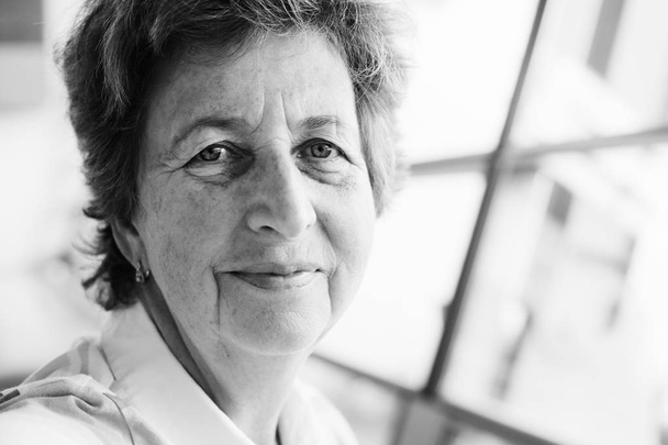 70 yaşında kadın kıdemli portresi kapatın - Fotoğraf, Görsel