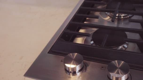 Close up van gasfornuis in residentiële keuken van luxe woning - Video
