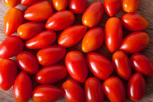 Tomate cerise sur bois
. - Photo, image