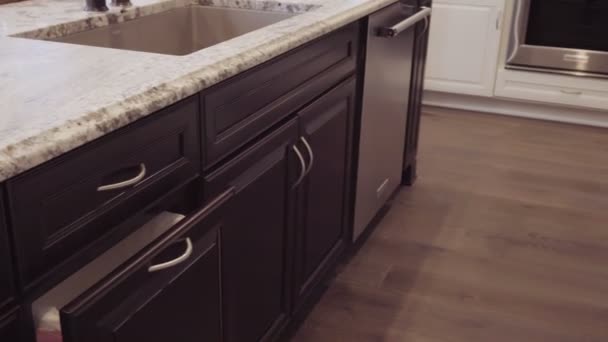 Gaz sobası lüks ev konut mutfakta, yakın çekim - Video, Çekim