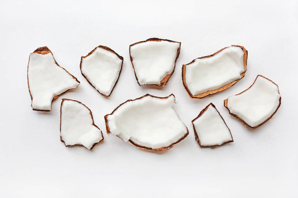 Kokosové ořechy izolovaných na bílém pozadí. pohled shora - Fotografie, Obrázek