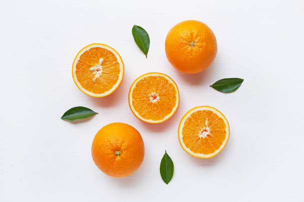 Świeży pomarańczowy owoców cytrusowych, izolowana na białym tle. Widok z góry - Zdjęcie, obraz