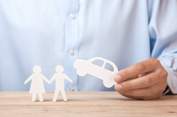 Pojem pronájem auta, úvěr nebo pojištění. Muž v košili v ruce a vedle jeho rodina drží auto - Fotografie, Obrázek