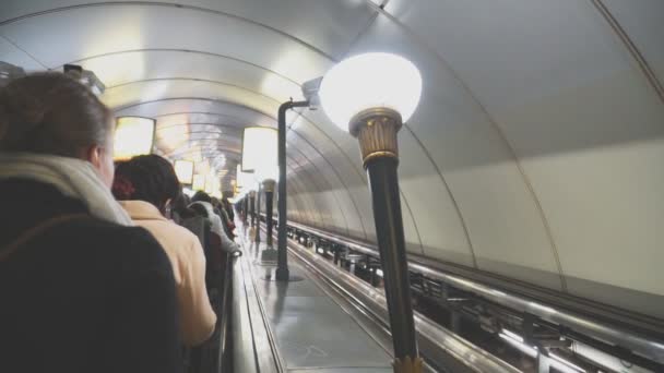 Άνθρωποι ιππασία τις κυλιόμενες σκάλες στο μετρό. - Πλάνα, βίντεο