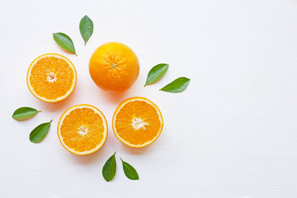 Свежие апельсиновые цитрусовые фрукты на белом фоне. Вид сверху
 - Фото, изображение