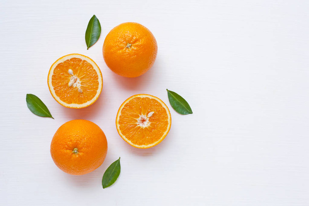 Cítricos naranjas frescas aisladas sobre fondo blanco. Vista superior
 - Foto, Imagen