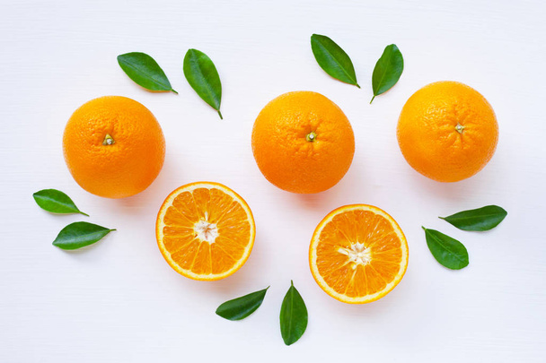 新鮮なオレンジの柑橘系の果物は白い背景に分離されました。トップ ビュー - 写真・画像