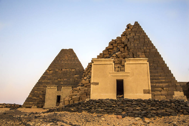 antiche piramidi di Meroe in un deserto in Sudan
 - Foto, immagini