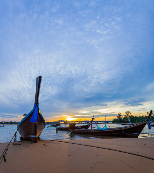 σκηνικό Ανατολή του ηλίου πάνω από τη γέφυρα Sarasin. αλιευτικά σκάφη στάθμευση στην παραλία Sarasin. Γέφυρα Sarasin που ενώνει την επαρχία της Phang Nga και Πουκέτ.  - Φωτογραφία, εικόνα