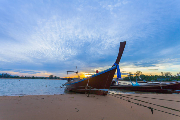 Схід сонця над Sarasin міст рибальські човни парковки на пляжі - Фото, зображення