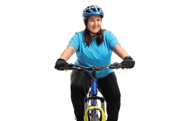 Übergewichtige Frau auf einem Fahrrad isoliert auf weißem Hintergrund - Foto, Bild
