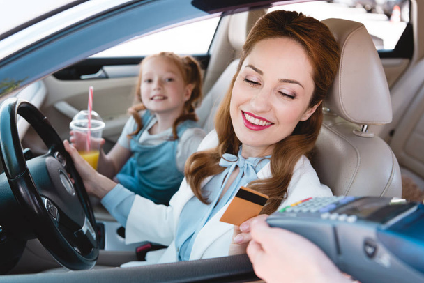 Üzletasszony veszi el rend-ban autót hitelkártyával fizető mosolyog - Fotó, kép