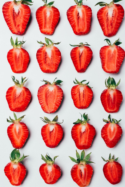 χωρίς ραφή πρότυπο κατασκευασμένο από ώριμα φρέσκες φράουλες σε φέτες σε λευκό  - Φωτογραφία, εικόνα