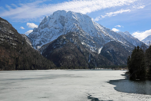 fagyasztott alpesi tó Észak-Olaszországban fekvő úgynevezett Lago Predil-osztrák és szlovén határ közelében - Fotó, kép