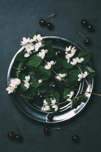 siyah güzel beyaz yasemin çiçek ve olgun tatlı kiraz üstten görünüm  - Fotoğraf, Görsel