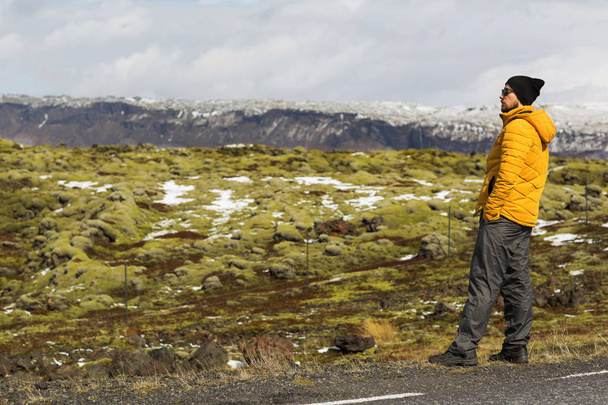 guy is on the road in Iceland - Foto, immagini