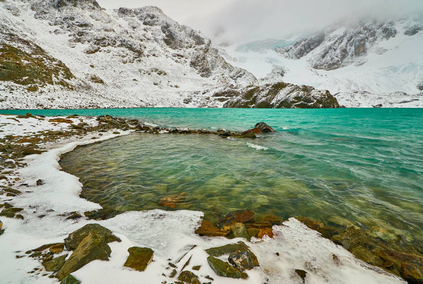 Vista sul lago vicino al ghiacciaio del Vinciguerra. Patagonia argentina in autunno
 - Foto, immagini