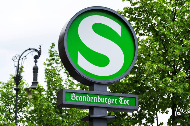S-Bahn nopean kauttakulun rautatiejärjestelmä Brandenburger Tor merkki Berliinissä, Saksassa
 - Valokuva, kuva