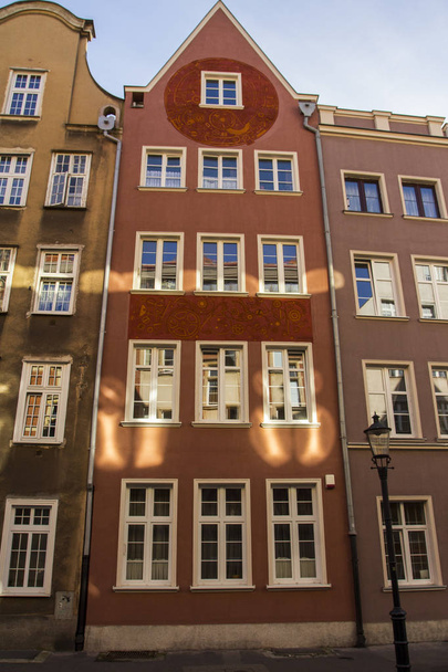 De gevel van het mooie historische gebouw aan de straat van de oude stad van Gdansk. Polen - Foto, afbeelding