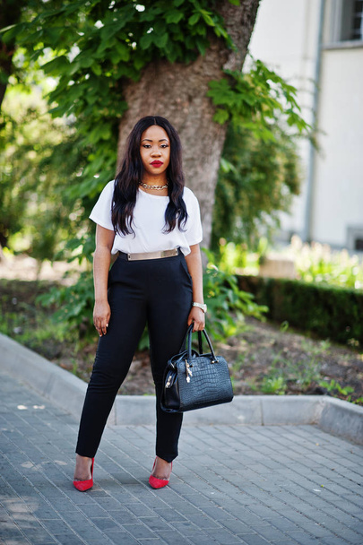 Stylish african american business woman on streets of city. - Foto, Imagem