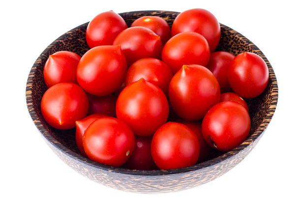 Tomates vermelhos cereja em tigela de madeira
 - Foto, Imagem