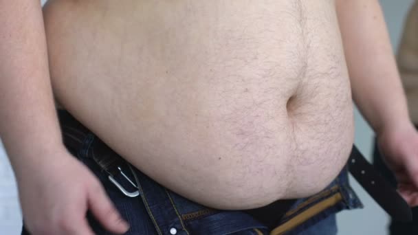 Homme en surpoids zippant jeans, souffrant de graisse de l'estomac, la maladie hormonale
 - Séquence, vidéo