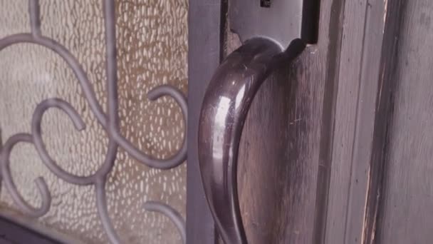 Fechar a porta de entrada da casa residencial de luxo
 - Filmagem, Vídeo