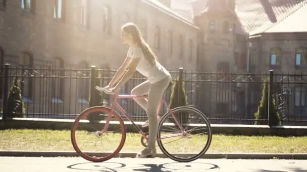 Meisje rijdt een fiets - Video