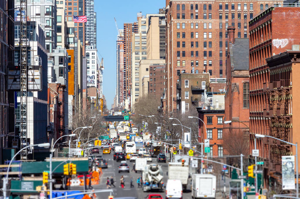 Pohled shora 10. Avenue s lidmi a auty lemování ulic přes sousedství Manhattanu v New Yorku - Fotografie, Obrázek
