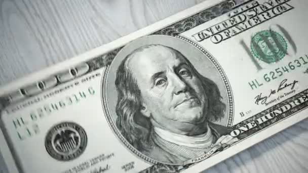Γκρο πλαν shot καταμέτρηση 100 Δολάριο γραμμάτια με θλιβερή Benjamin Franklin - Πλάνα, βίντεο
