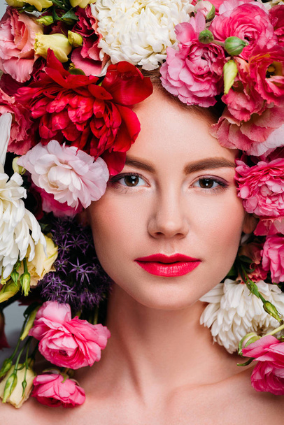 close-up portrait of beautiful young naked woman in floral wreath looking at camera  - Foto, Imagem