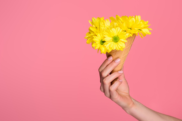 partial view of girl holding waffle cone with beautiful flowers isolated on pink - Φωτογραφία, εικόνα