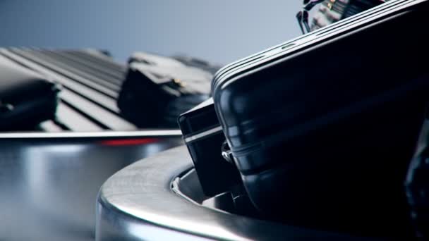 Erilaisia matkalaukkuja kuljetinhihnalla lentokentällä
 - Materiaali, video