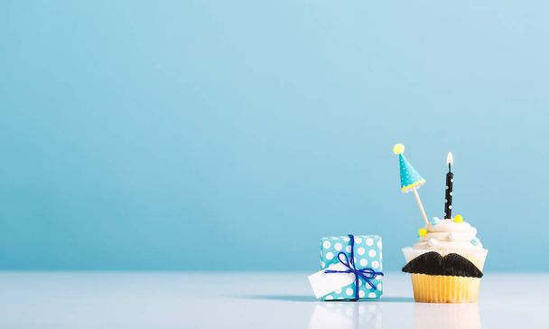 Cupcake com um bigode Dia dos Pais tema
 - Foto, Imagem