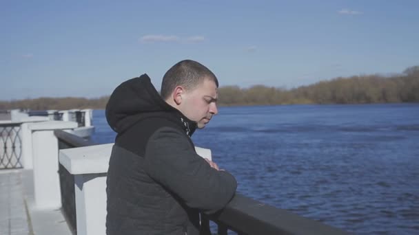 Un couple amoureux se promène au bord de la rivière
 - Séquence, vidéo