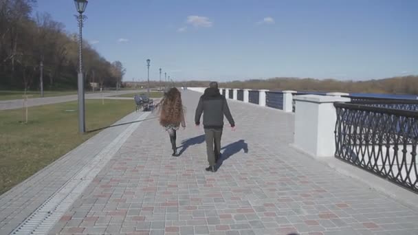 Egy szerető pár sétákat a folyón - Felvétel, videó