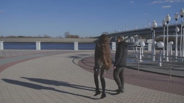 Ένα ζευγάρι ερωτευμένων περιπάτους δίπλα στο ποτάμι - Πλάνα, βίντεο
