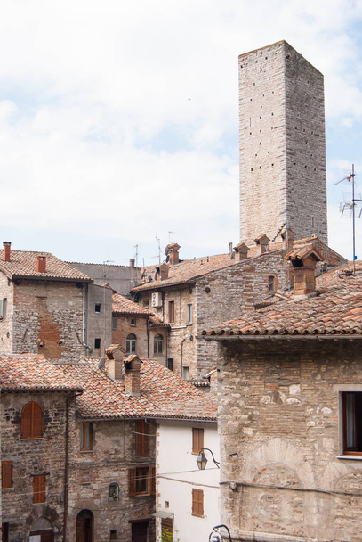 Klein deel van de middeleeuwse stad Gubbio, met zijn historische stenen gebouwen - Foto, afbeelding