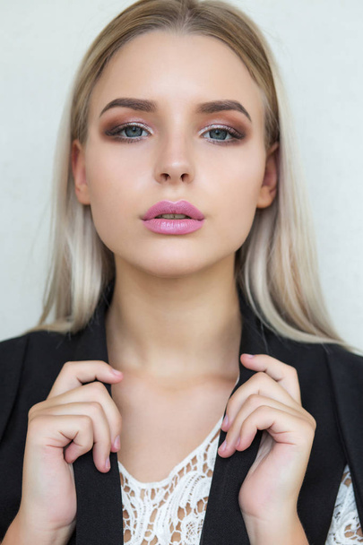 Όμορφη νεαρή ξανθιά κοπέλα με ροζ χείλη και μακριά ίσια μαλλιά - Φωτογραφία, εικόνα
