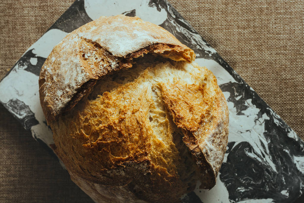 Vers gebakken brood van de traditionele op zwart-wit marmeren tafel - Foto, afbeelding