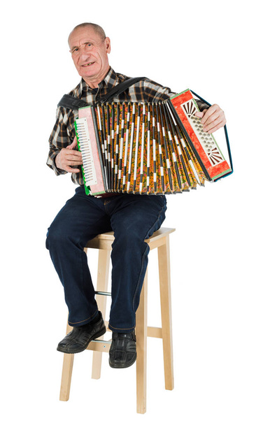 Портрет чоловіка, дідуся, який грає на акордеоні. Ізольовані на білому тлі
. - Фото, зображення