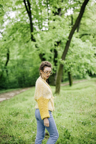 Mujer joven y bonita con anteojos al aire libre en el bosque
 - Foto, imagen